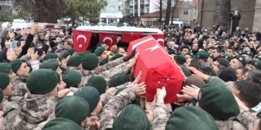 samsunlu-sehit-polis-gorev-arkadaslarinin-omzunda-dualarla-ugurlandi-gO42Elqp.jpg