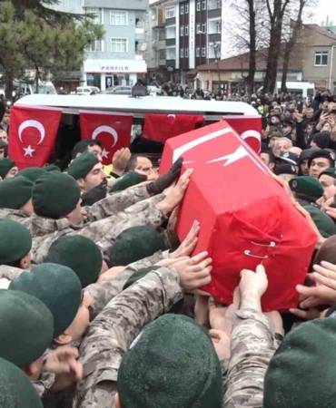 samsunlu-sehit-polis-gorev-arkadaslarinin-omzunda-dualarla-ugurlandi-gO42Elqp.jpg