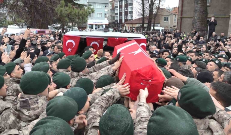 samsunlu-sehit-polis-gorev-arkadaslarinin-omzunda-dualarla-ugurlandi-gO42Elqp.jpg