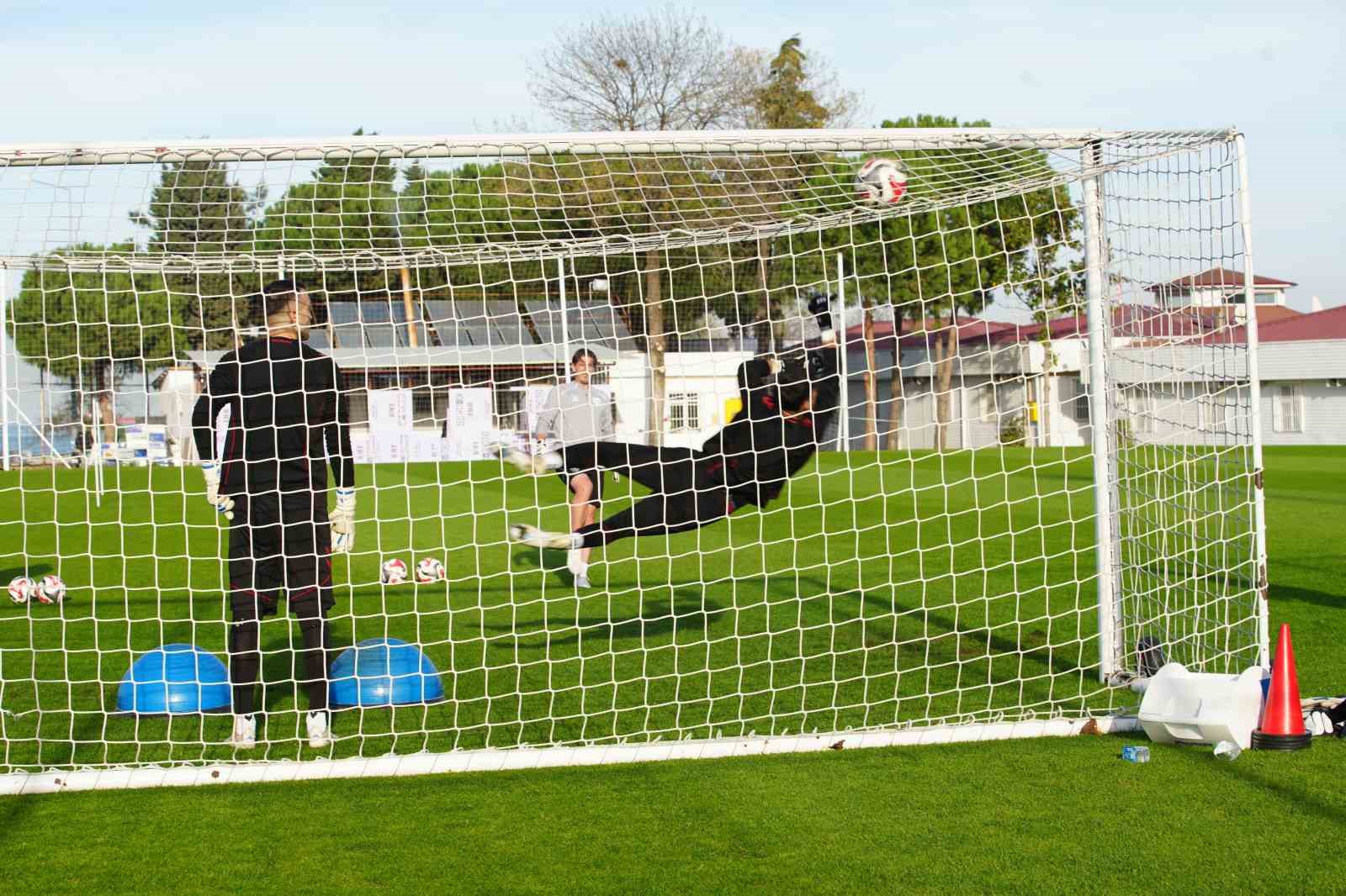 samsunspor futbol direktoru capa besiktas ile aramizdaki puan farkini acmak istiyoruz 3 AZJXW14P