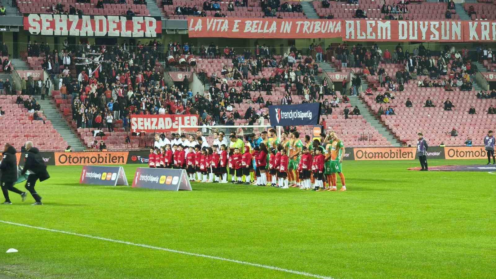 samsunspor ozel cocuklarin tasarladigi formalarla sahaya cikti 0 Hwmw5qG7