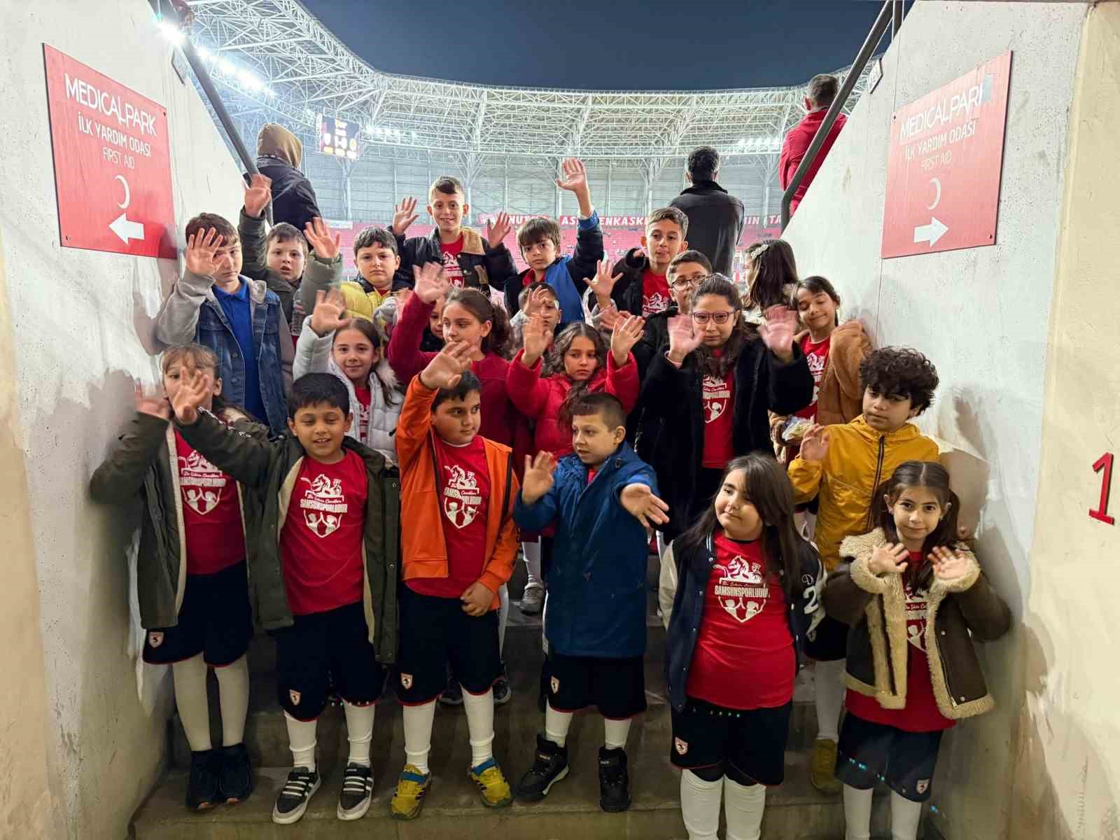 samsunspor ozel cocuklarin tasarladigi formalarla sahaya cikti 1
