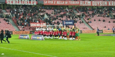 samsunspor-ozel-cocuklarin-tasarladigi-formalarla-sahaya-cikti-aqaCanCV.jpg