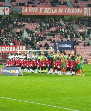 samsunspor-ozel-cocuklarin-tasarladigi-formalarla-sahaya-cikti-aqaCanCV.jpg