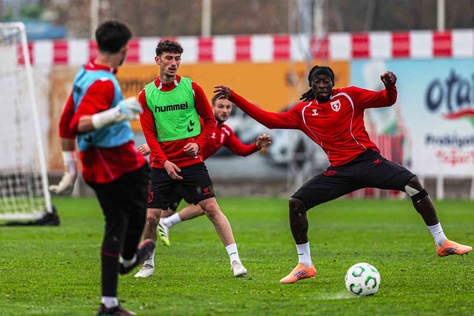 samsunsporda ntcham haric sakatligi bulunan futbolcular calismalara basladi 2 tcEdWFhu