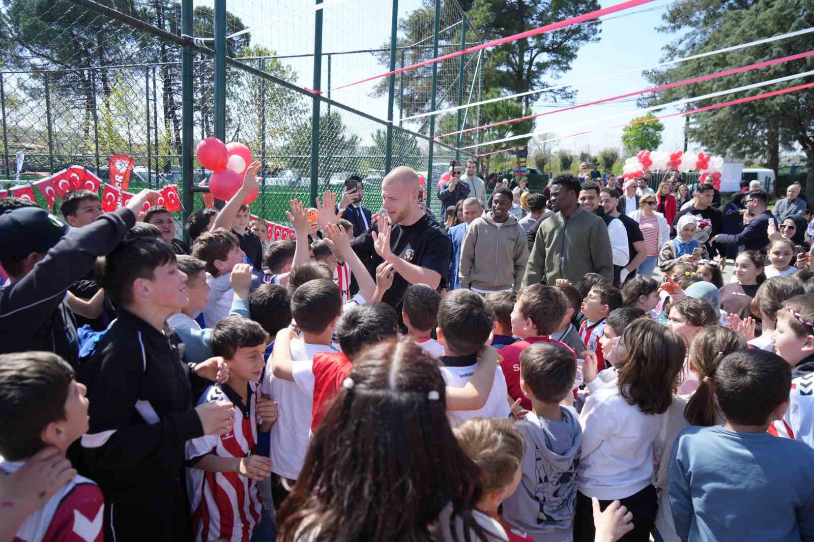 Samsunsporlu futbolcular, 23 Nisan’ı çocuklarla birlikte kutladı 4 samsunsporlu futbolcular 23 nisani cocuklarla birlikte kutladi 0 kTYdpAB1