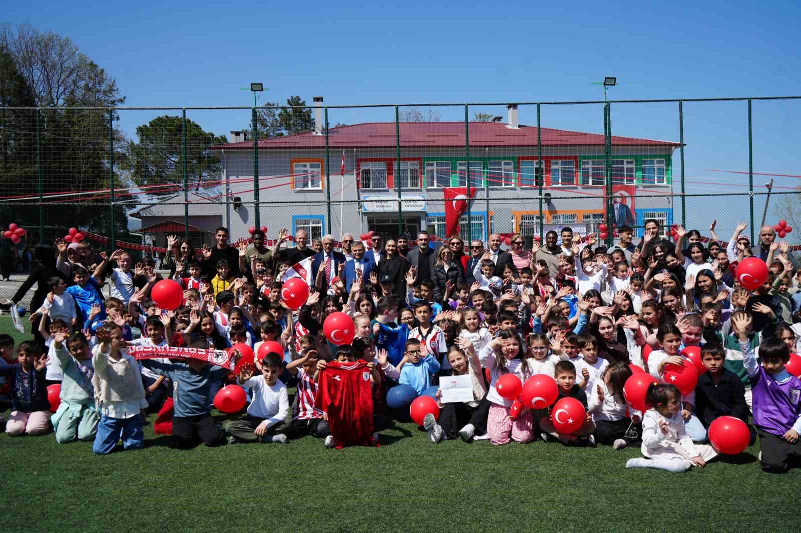 Samsunsporlu futbolcular, 23 Nisan’ı çocuklarla birlikte kutladı 5 samsunsporlu futbolcular 23 nisani cocuklarla birlikte kutladi 1