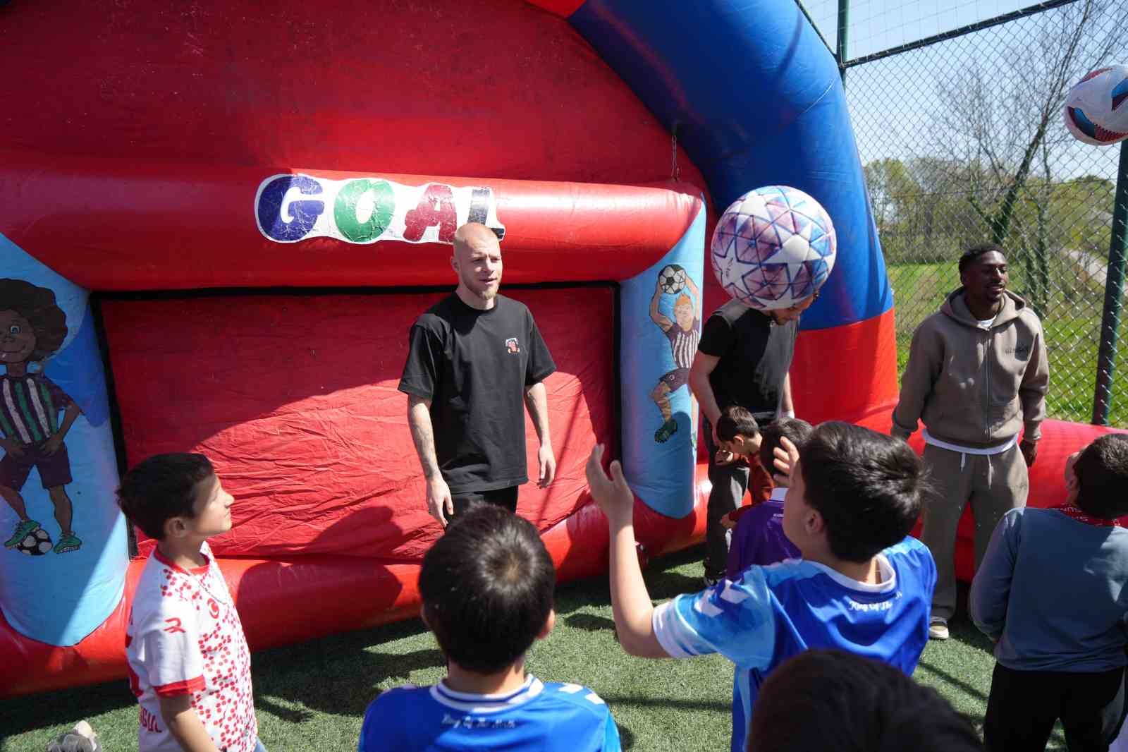 Samsunsporlu futbolcular, 23 Nisan’ı çocuklarla birlikte kutladı 7 samsunsporlu futbolcular 23 nisani cocuklarla birlikte kutladi 3 Qyljqk4K