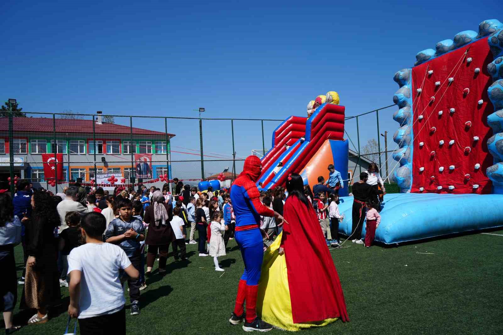 Samsunsporlu futbolcular, 23 Nisan’ı çocuklarla birlikte kutladı 9 samsunsporlu futbolcular 23 nisani cocuklarla birlikte kutladi 5