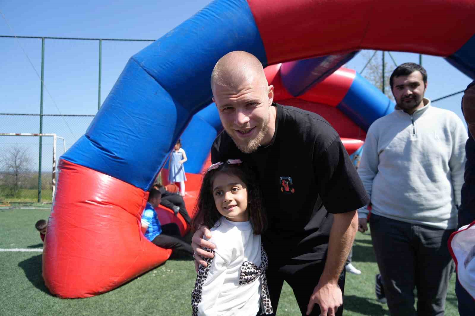 Samsunsporlu futbolcular, 23 Nisan’ı çocuklarla birlikte kutladı 10 samsunsporlu futbolcular 23 nisani cocuklarla birlikte kutladi 6