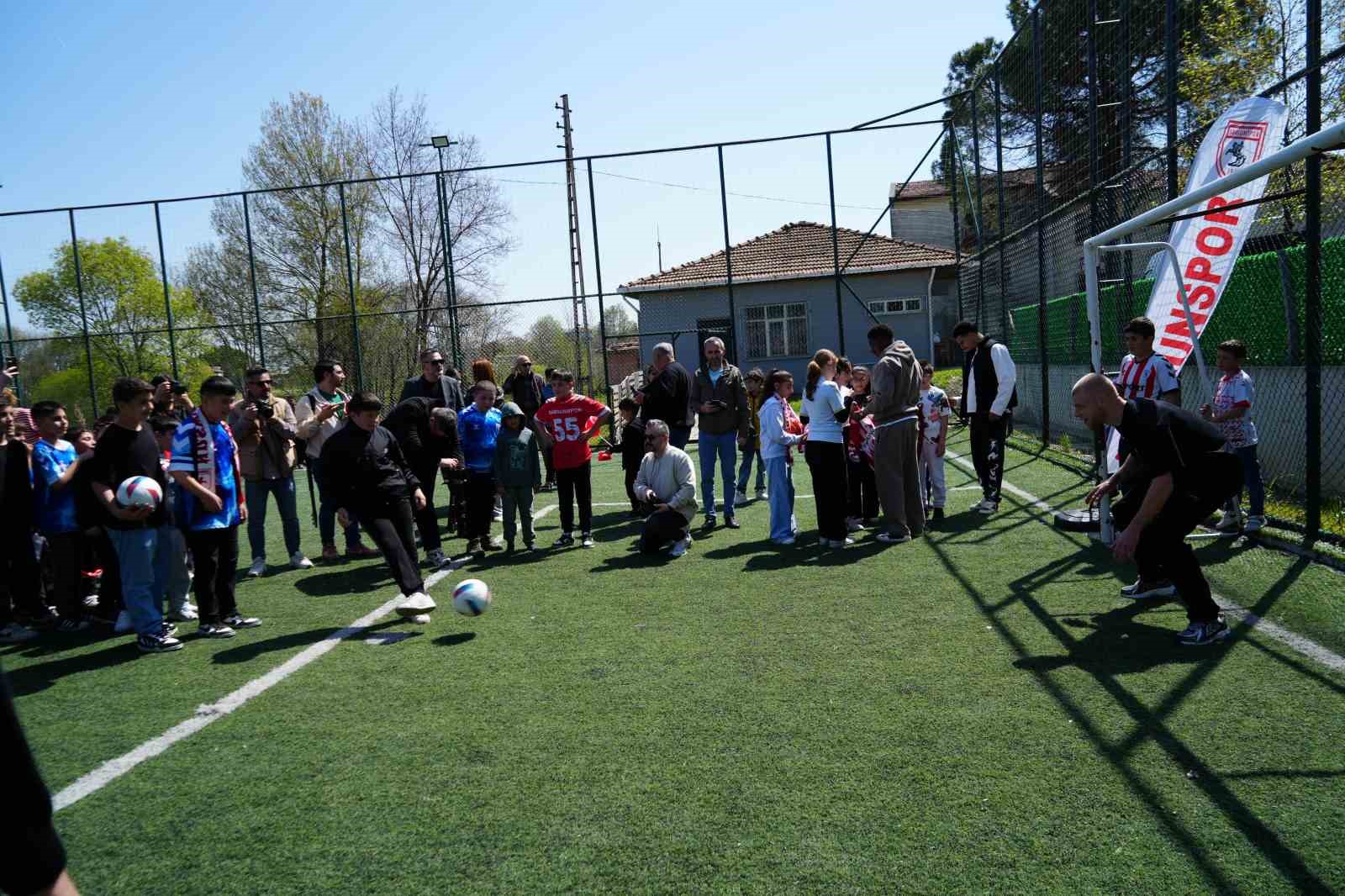 Samsunsporlu futbolcular, 23 Nisan’ı çocuklarla birlikte kutladı 11 samsunsporlu futbolcular 23 nisani cocuklarla birlikte kutladi 7 MOuKrbM9