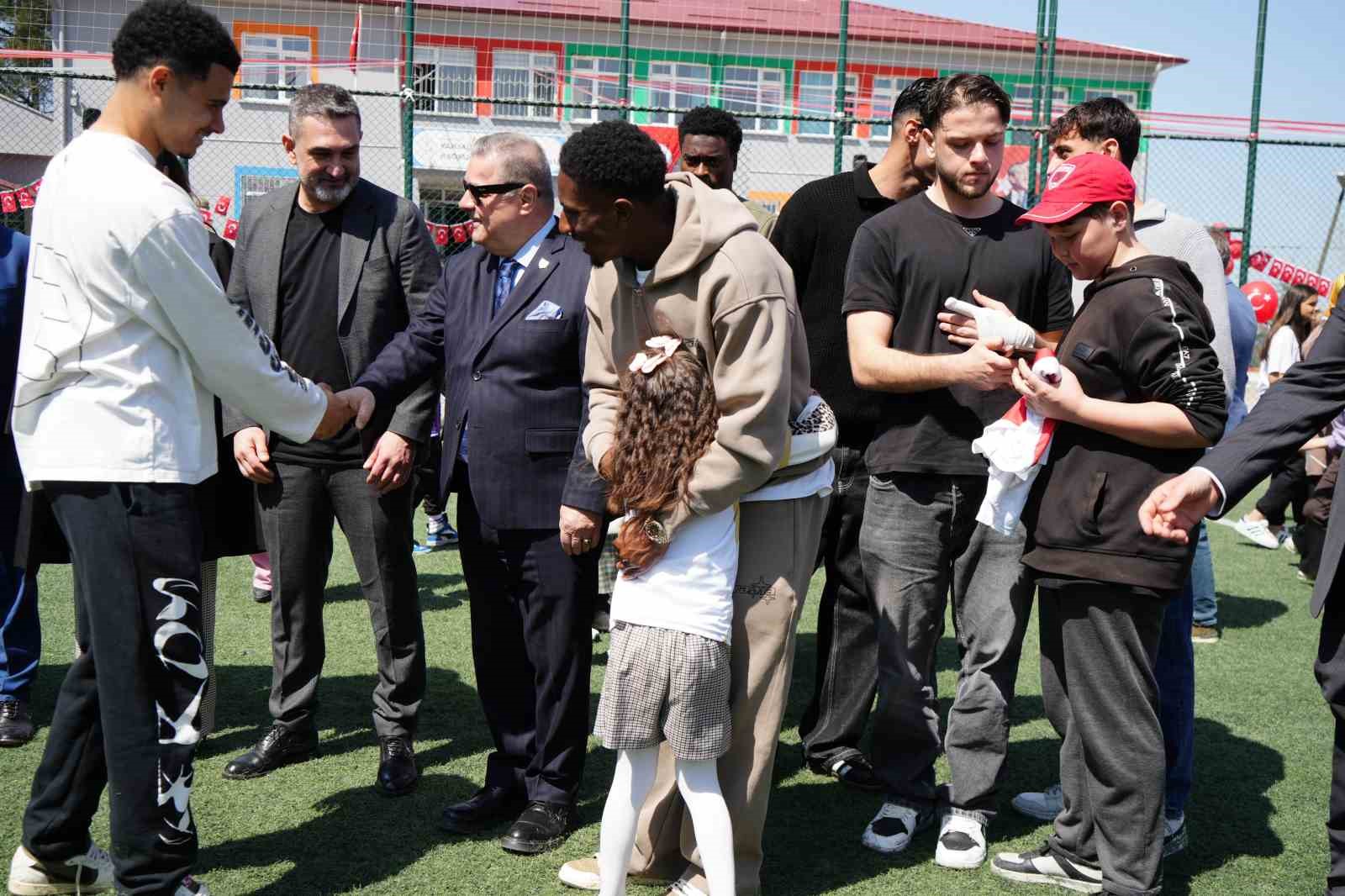 Samsunsporlu futbolcular, 23 Nisan’ı çocuklarla birlikte kutladı 13 samsunsporlu futbolcular 23 nisani cocuklarla birlikte kutladi 9 e5tdtRjq