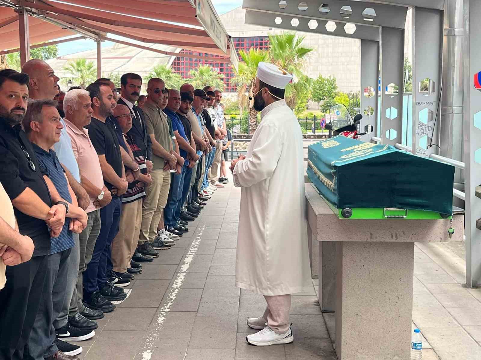 Samsun’un "Çaydanlıkçı Zeki"si son yolculuğuna uğurlandı 4 samsunun caydanlikci zekisi son yolculuguna ugurlandi 0 GV1U7Qhm