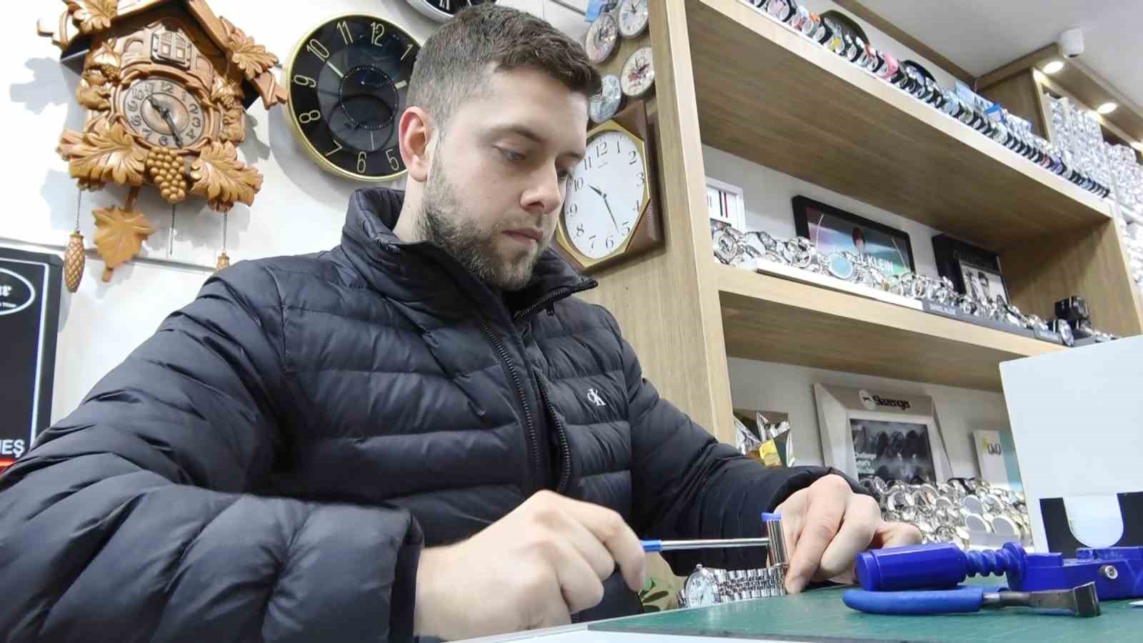 samsunun en genc saat tamircisi zamana ayar veriyor 0 N5KTq8FU