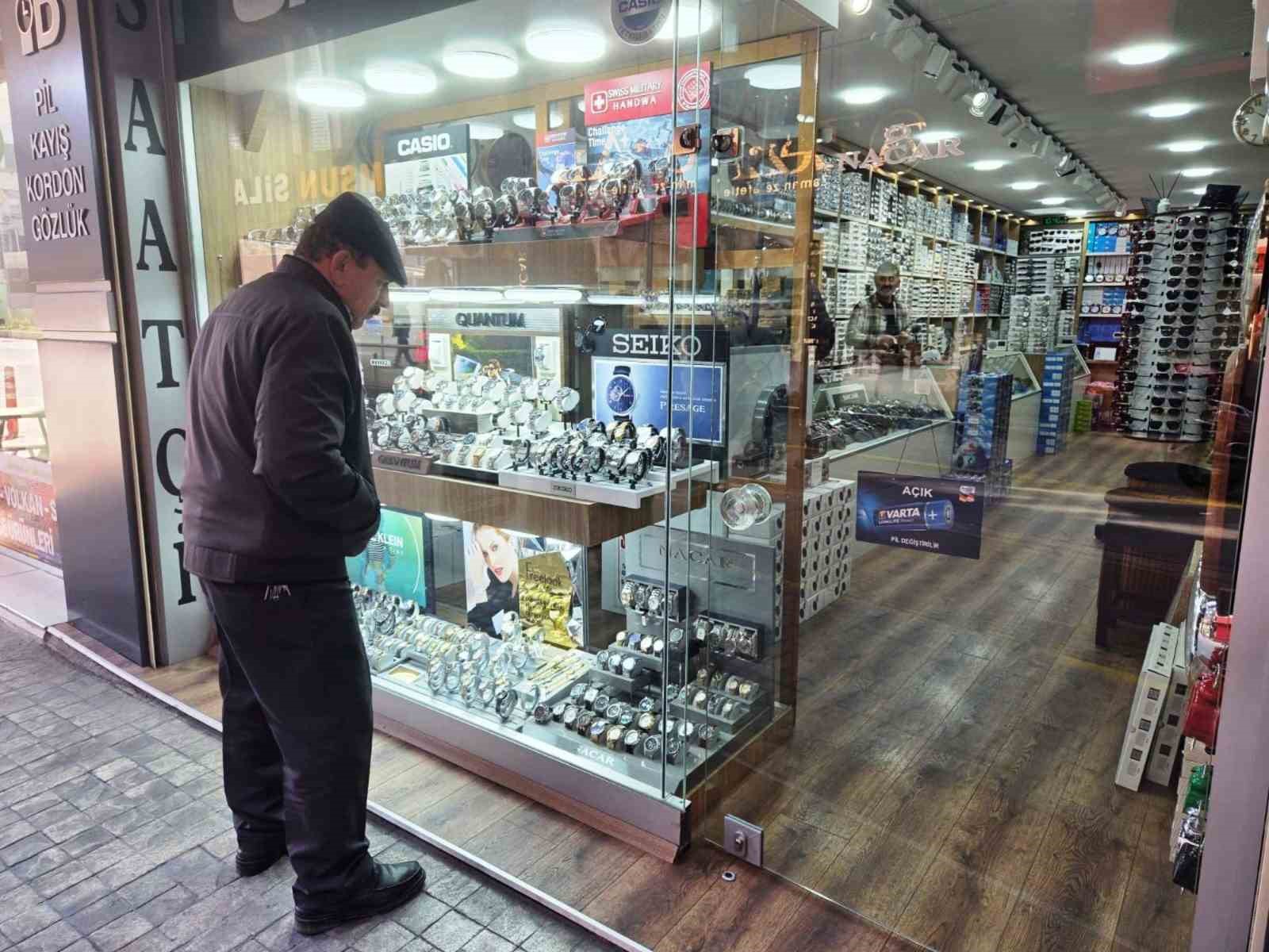 samsunun en genc saat tamircisi zamana ayar veriyor 2 z7IIgM4K