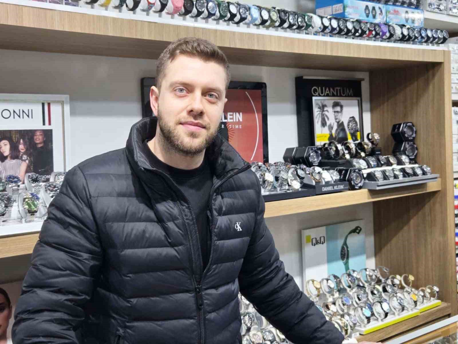 samsunun en genc saat tamircisi zamana ayar veriyor 4 5ShpD9n9
