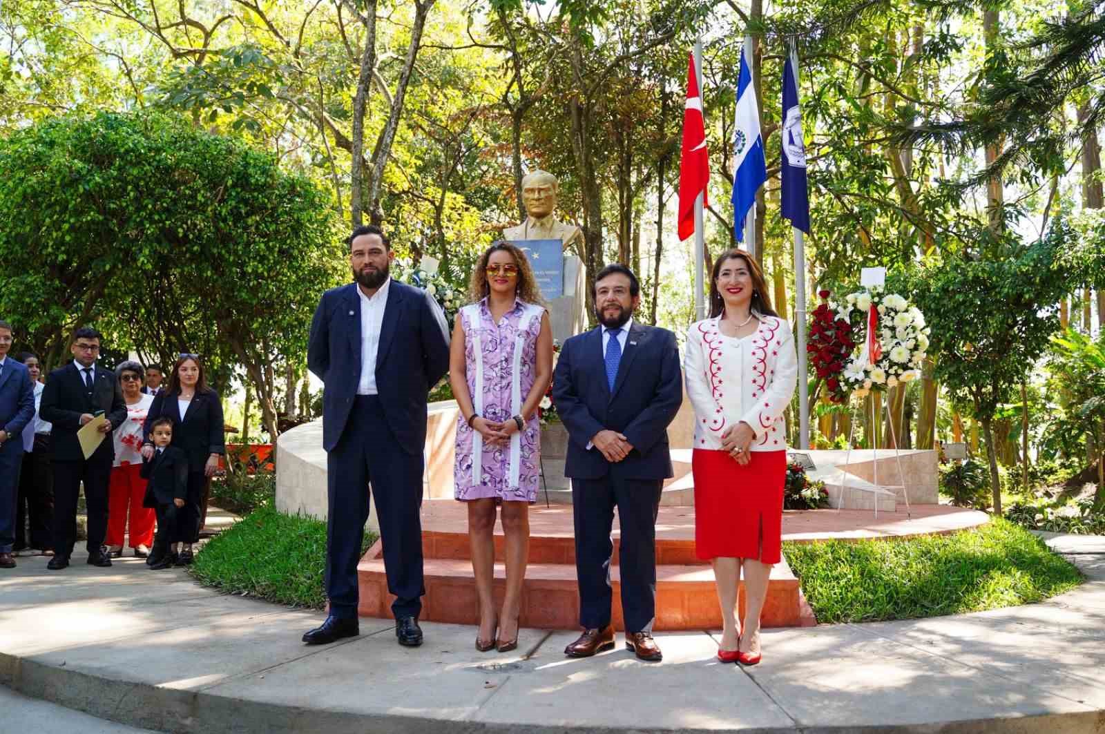 san salvadordaki turkiye parki ziyaretcilere kapilarini acti 1 OfugrNsJ
