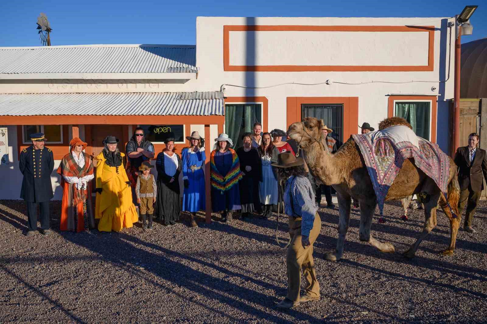 Sanatçı Mertcan Türkoğlu, Hi Jolly’nin Arizona’daki anıt mezarı başında anıldı 5 sanatci mertcan turkoglu hi jollynin arizonadaki anit mezari basinda anildi 1 XZcFskhb