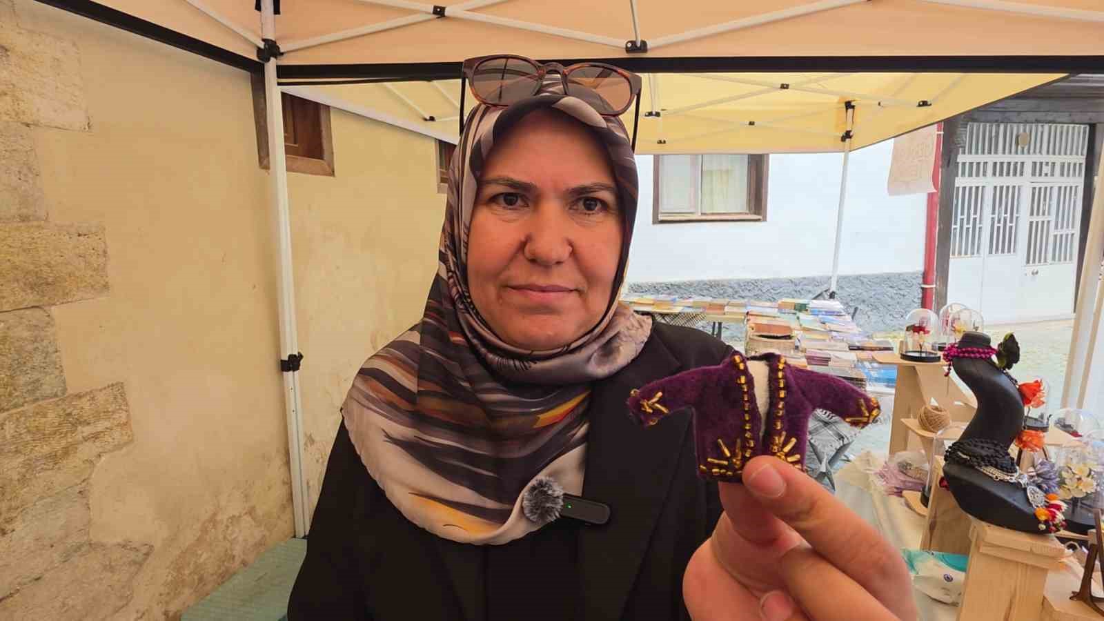 sanatci nuray taskiran mor cepken gelenegini ipek kozalarla gelecege tasiyor 0 Q48GlW4R