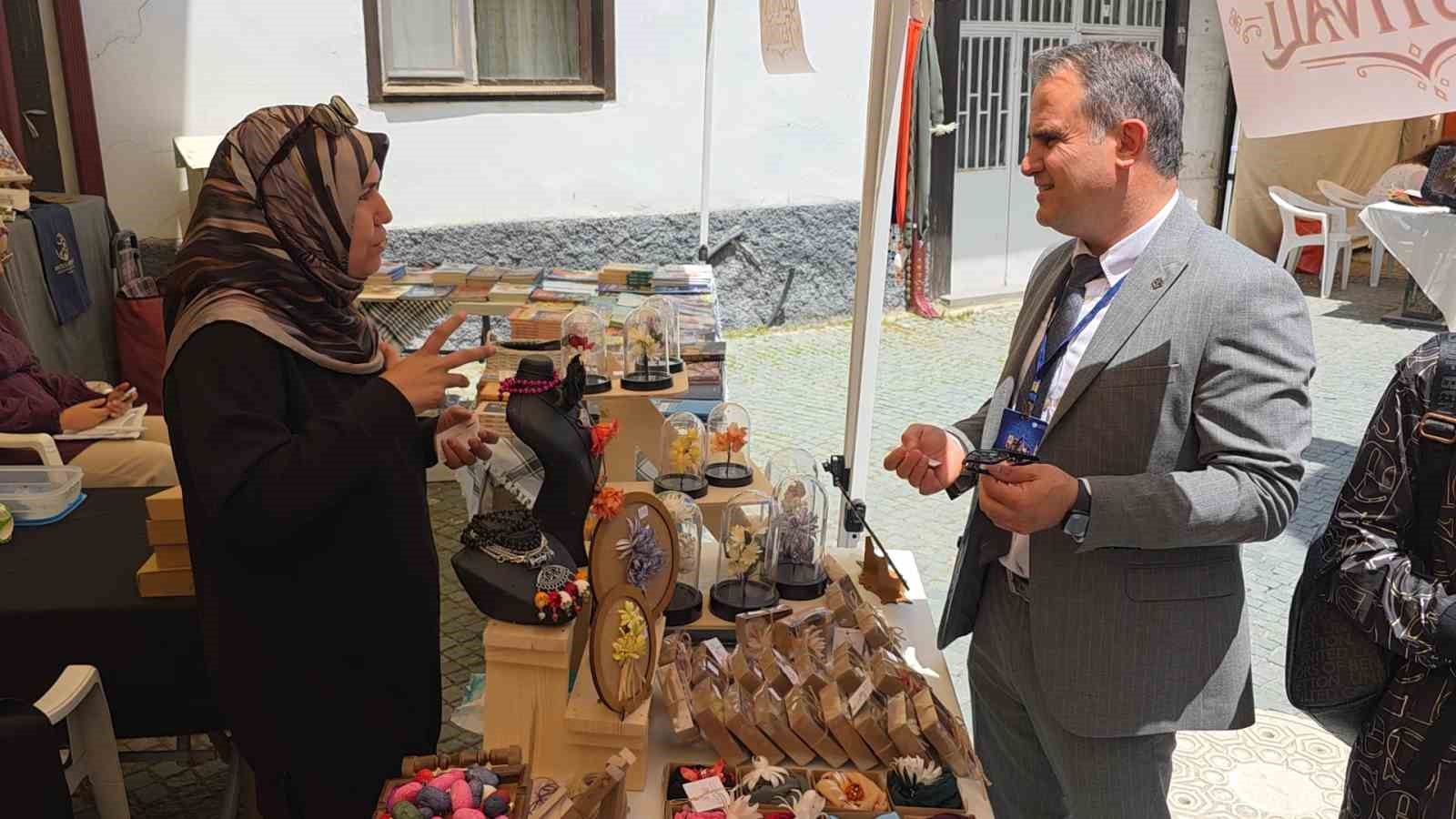 sanatci nuray taskiran mor cepken gelenegini ipek kozalarla gelecege tasiyor 3 8B5h361E