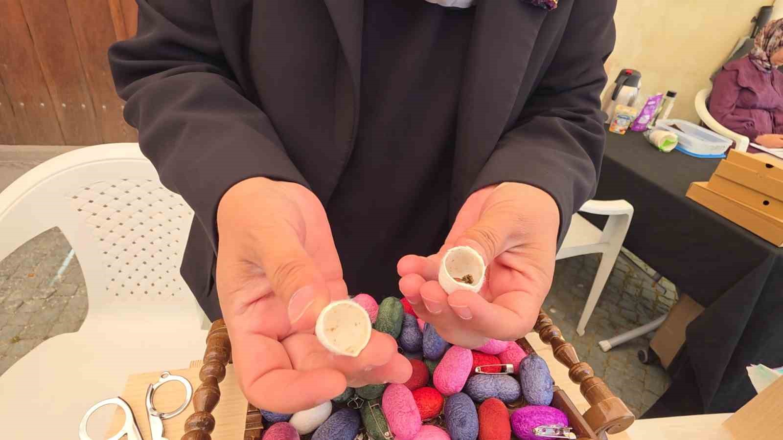 sanatci nuray taskiran mor cepken gelenegini ipek kozalarla gelecege tasiyor 6 K8hWA1Lt