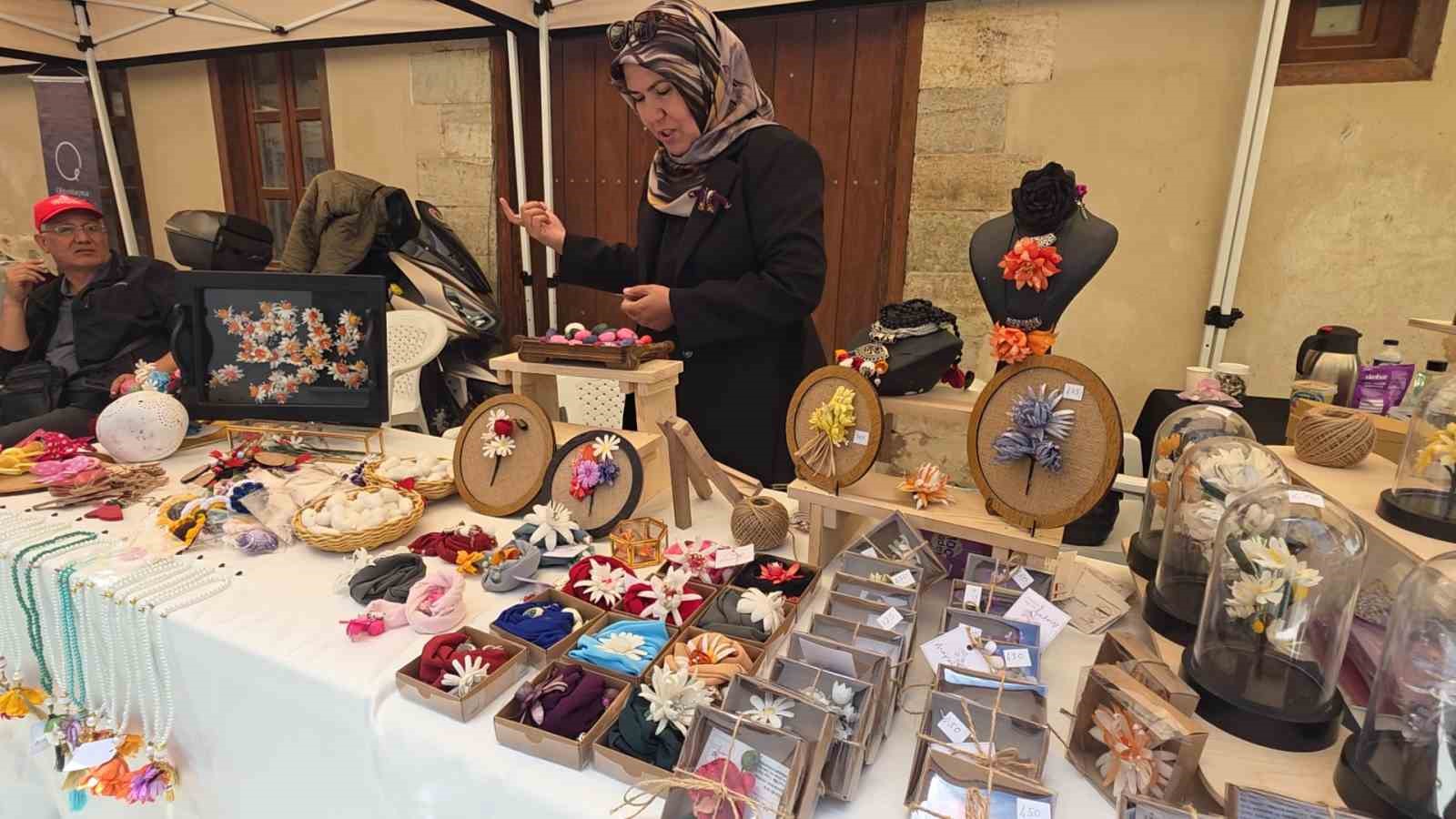 sanatci nuray taskiran mor cepken gelenegini ipek kozalarla gelecege tasiyor 7 wfNCDLOv