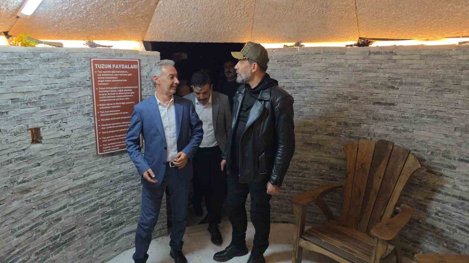 sanatci ugur isilaktan tuz golu obasina ziyaret 1 tUinR6YB