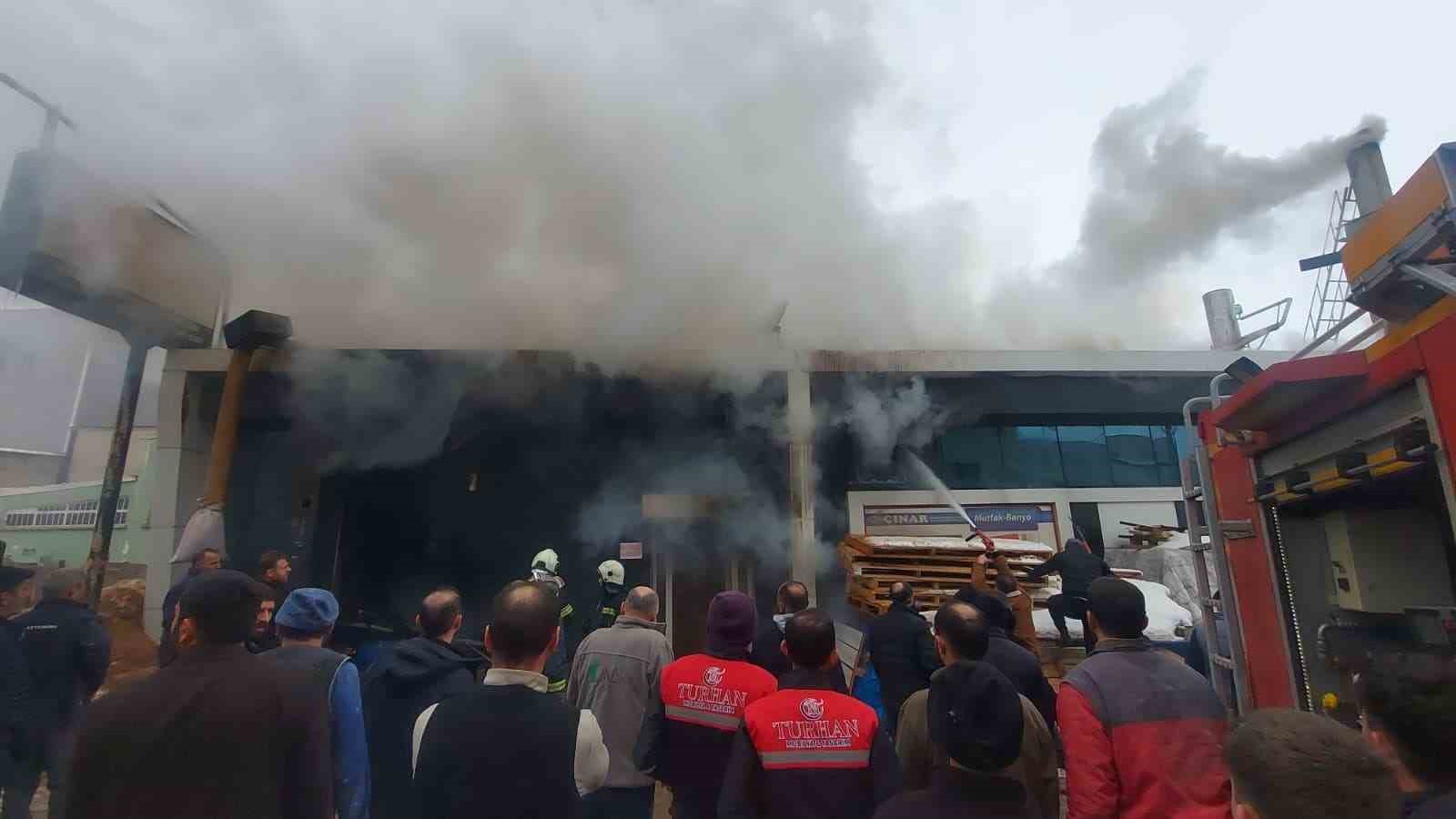 sanayi sitesinde buyuk yangin 5 kisi hastaneye kaldirildi 0
