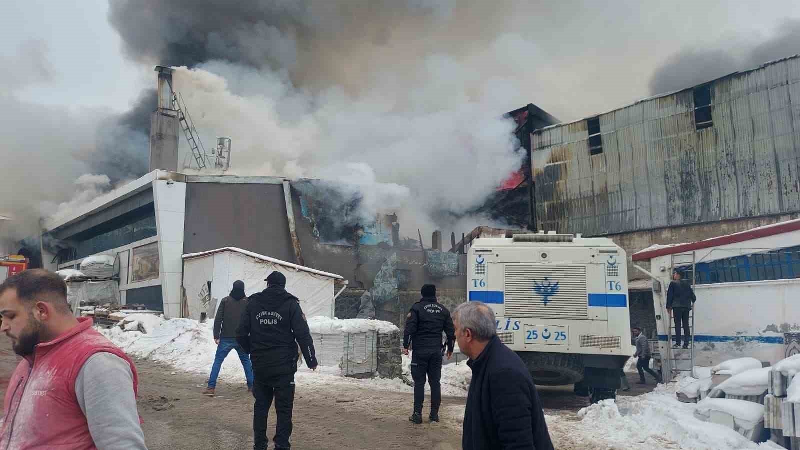 sanayi sitesinde buyuk yangin 5 kisi hastaneye kaldirildi 3
