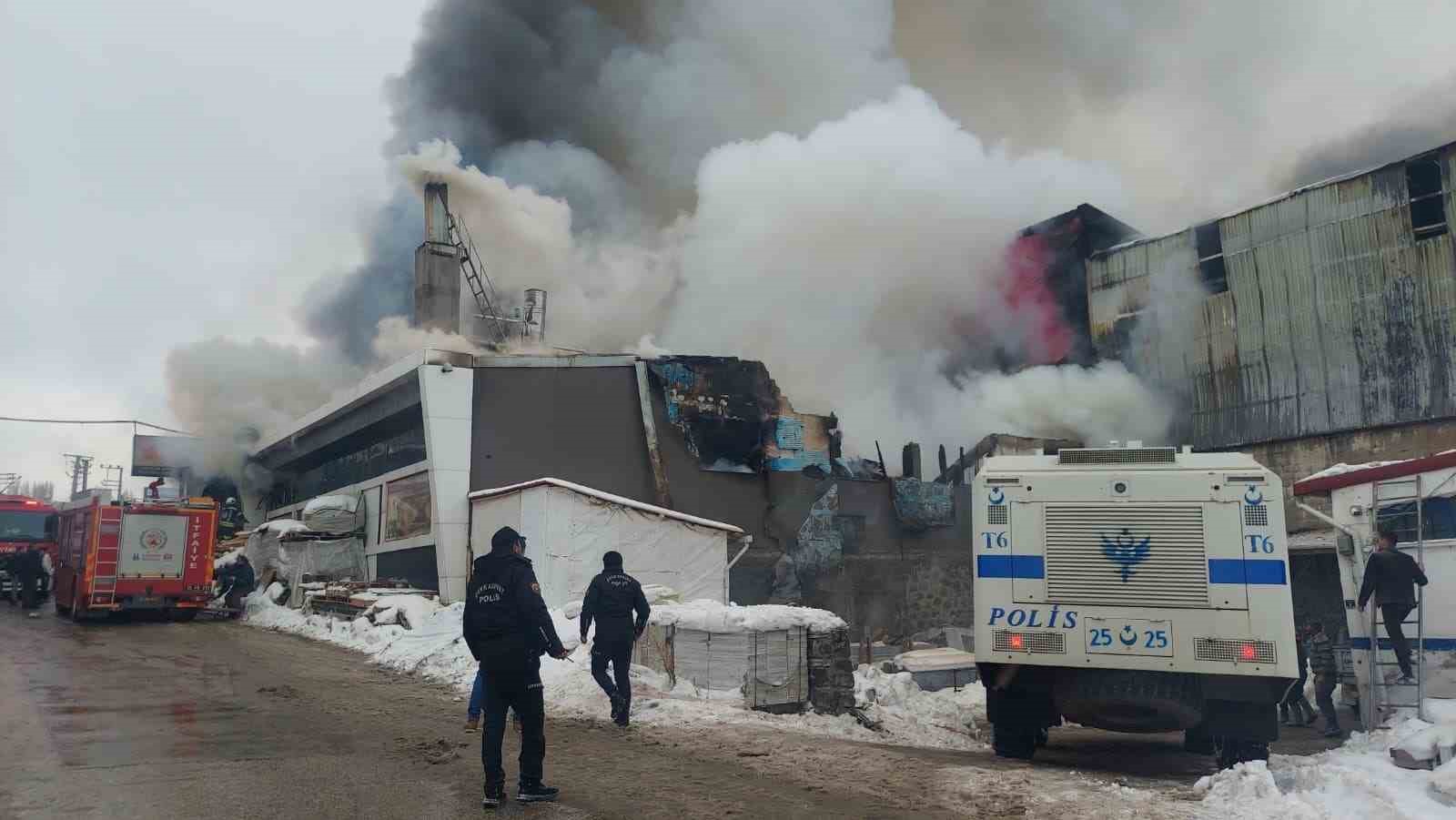 sanayi sitesinde buyuk yangin 5 kisi hastaneye kaldirildi 4 FuPnZebi