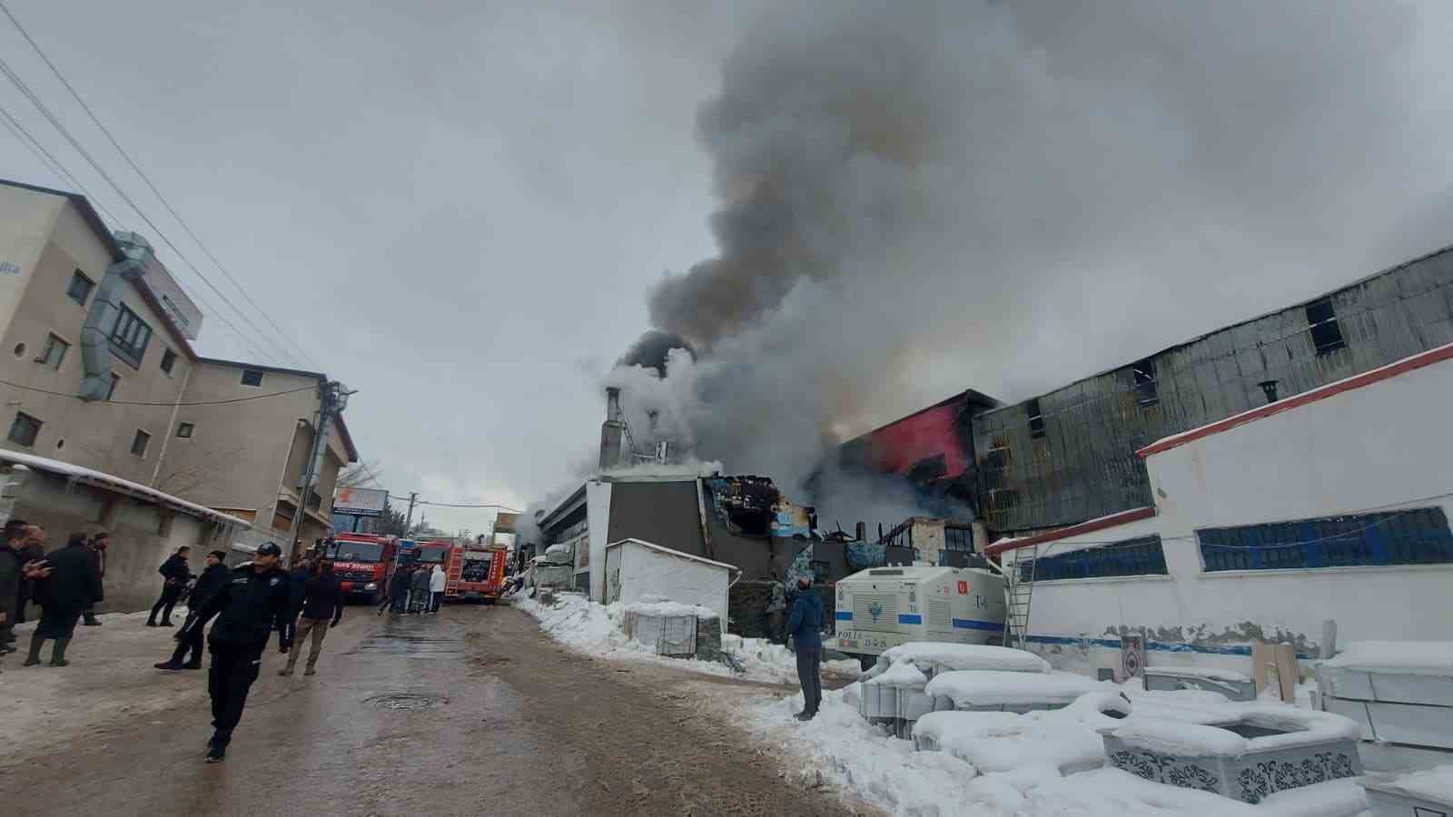 sanayi sitesinde buyuk yangin 5 kisi hastaneye kaldirildi 6 jm73Njsl
