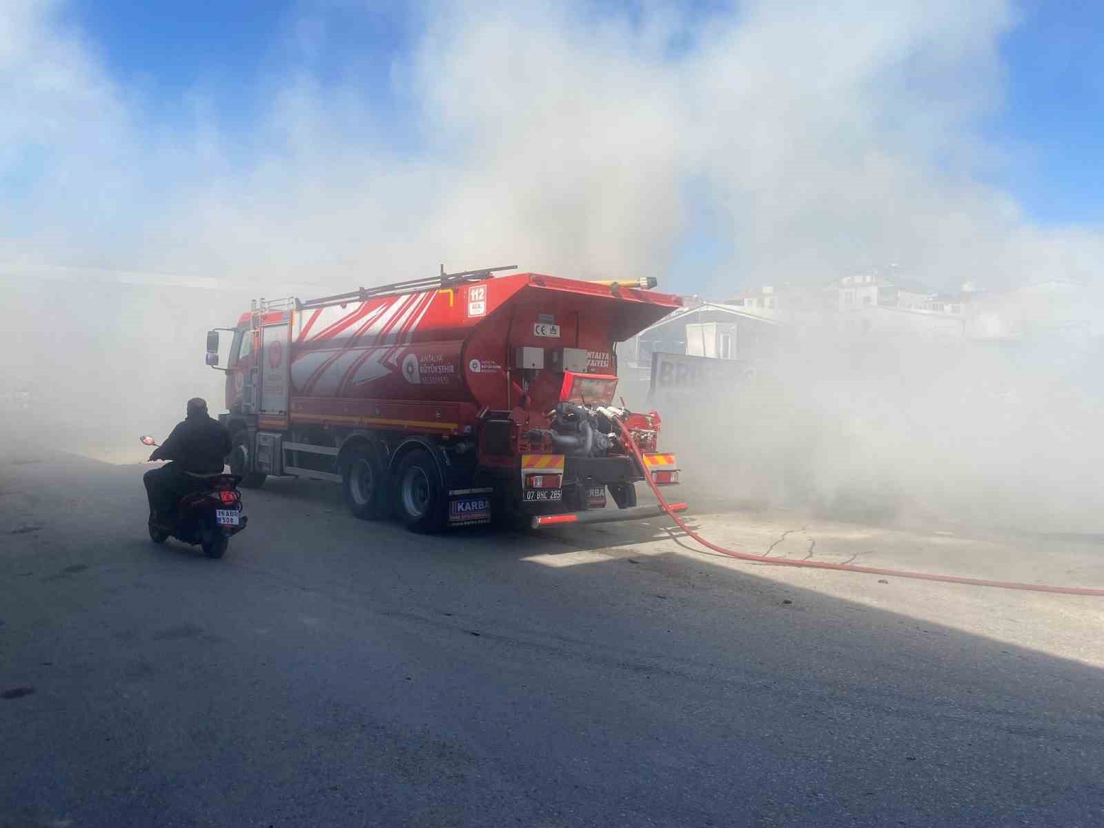 Sanayi sitesinde hurda yangını iş yerlerine sıçramadan söndürüldü 5 sanayi sitesinde hurda yangini is yerlerine sicramadan sonduruldu 1 N4aQzrX4