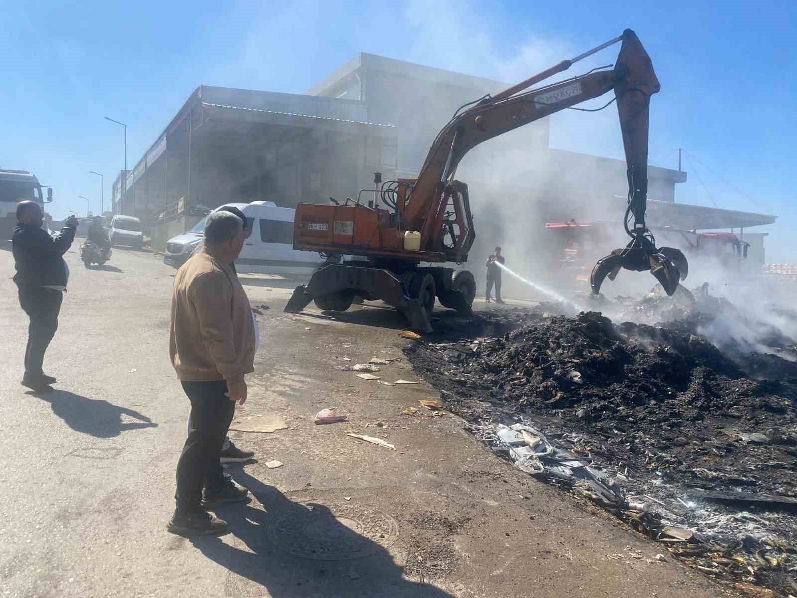 Sanayi sitesinde hurda yangını iş yerlerine sıçramadan söndürüldü 10 sanayi sitesinde hurda yangini is yerlerine sicramadan sonduruldu 6 1R4bvN32