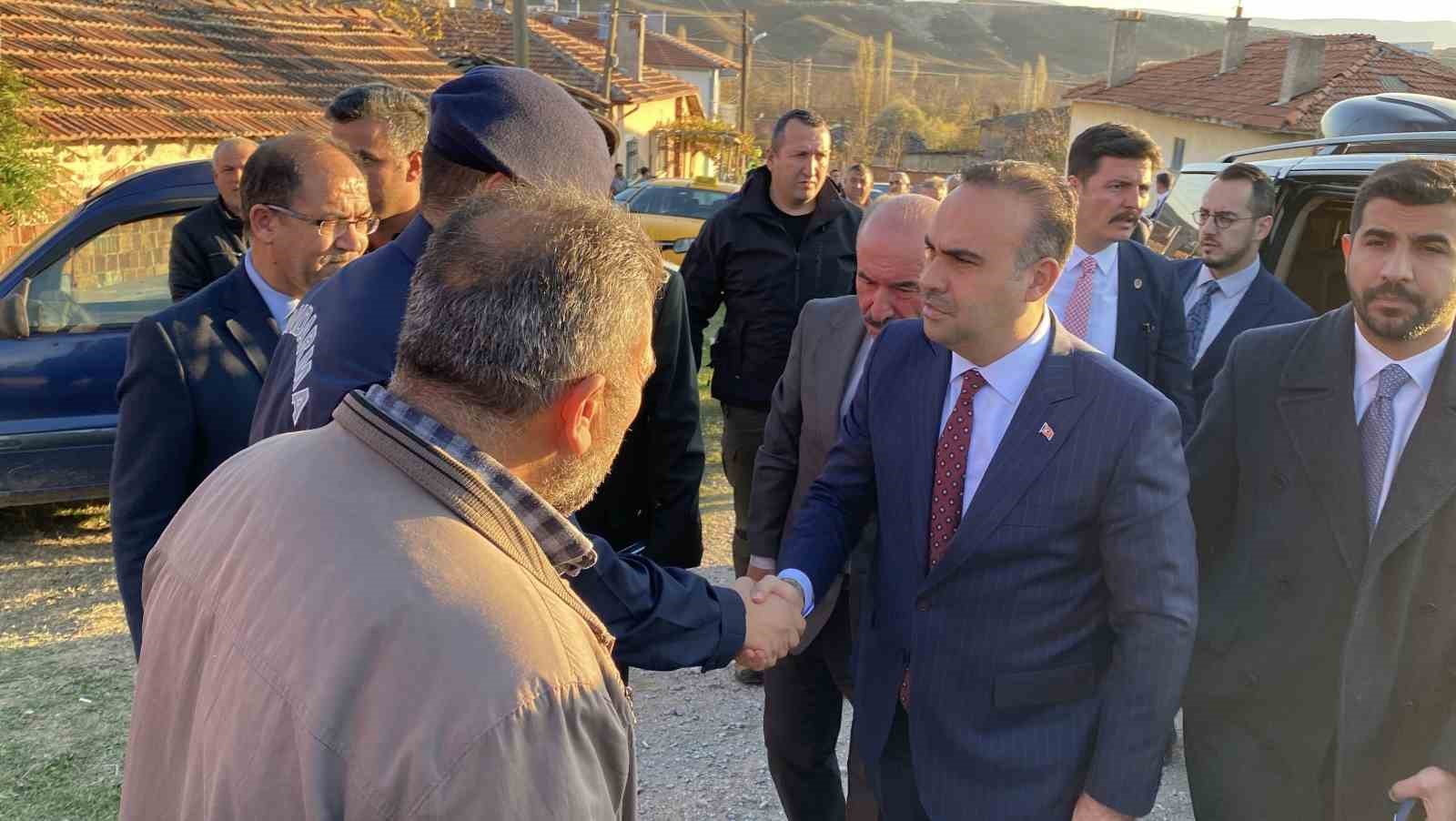 sanayi ve teknoloji bakani kacirdan sehit ailesine taziye ziyareti 0 ZO9OXUdZ