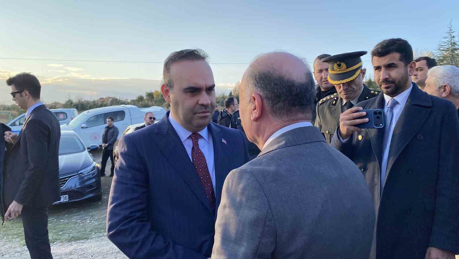 sanayi ve teknoloji bakani kacirdan sehit ailesine taziye ziyareti 5