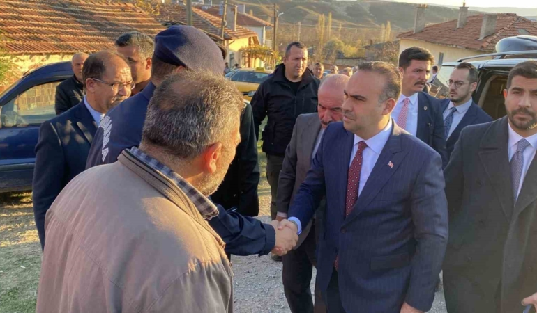 sanayi-ve-teknoloji-bakani-kacirdan-sehit-ailesine-taziye-ziyareti-Fv1Fjppg.jpg