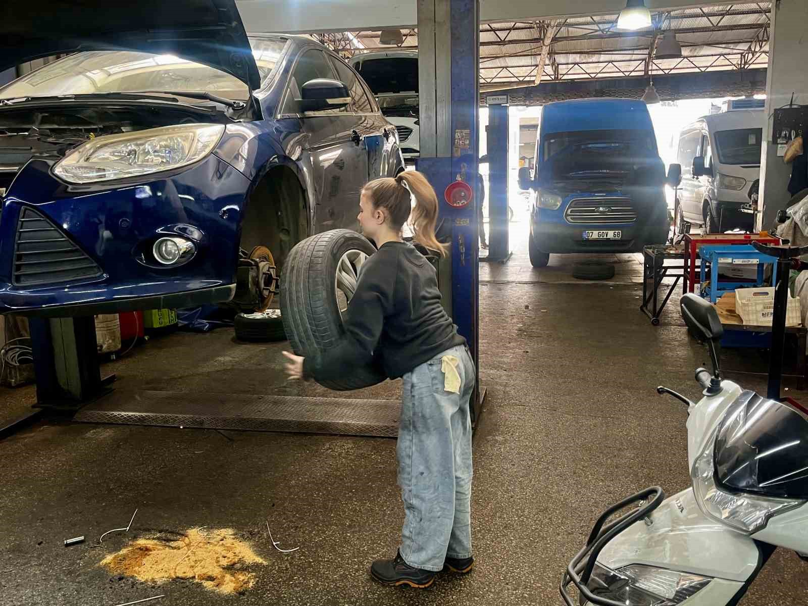 sanayinin 17 yasindaki oto tamircisi kadin ustasi 10 kiEjknHZ