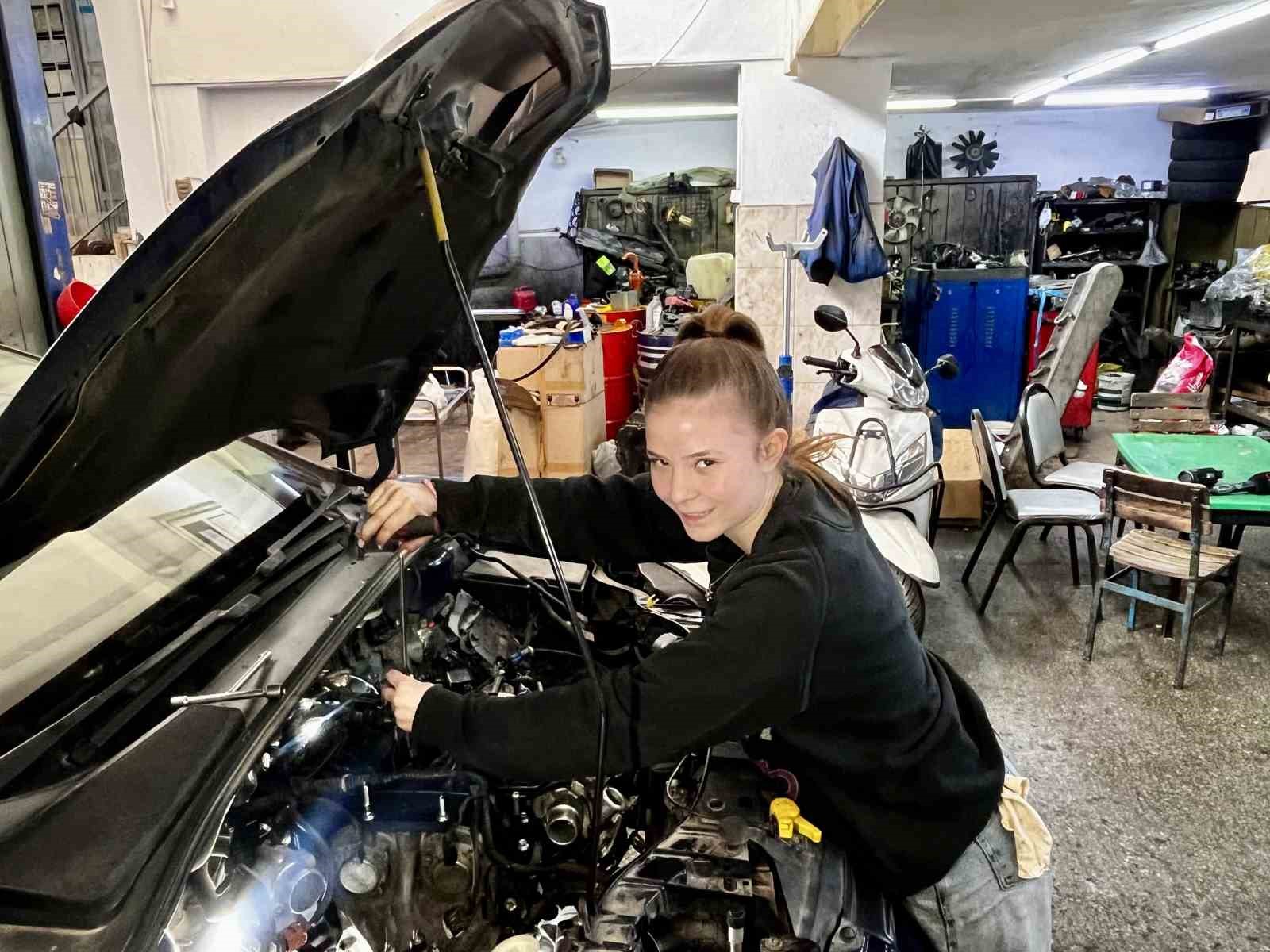 sanayinin 17 yasindaki oto tamircisi kadin ustasi 2 9sGFWvwu