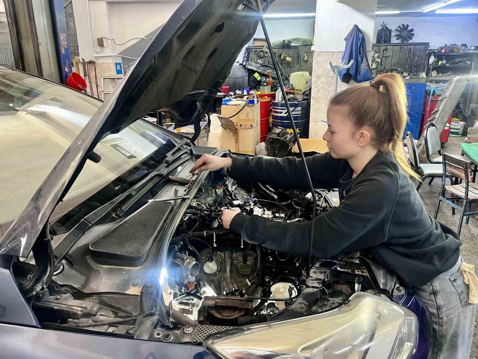 sanayinin 17 yasindaki oto tamircisi kadin ustasi 9 f3g8i3XZ