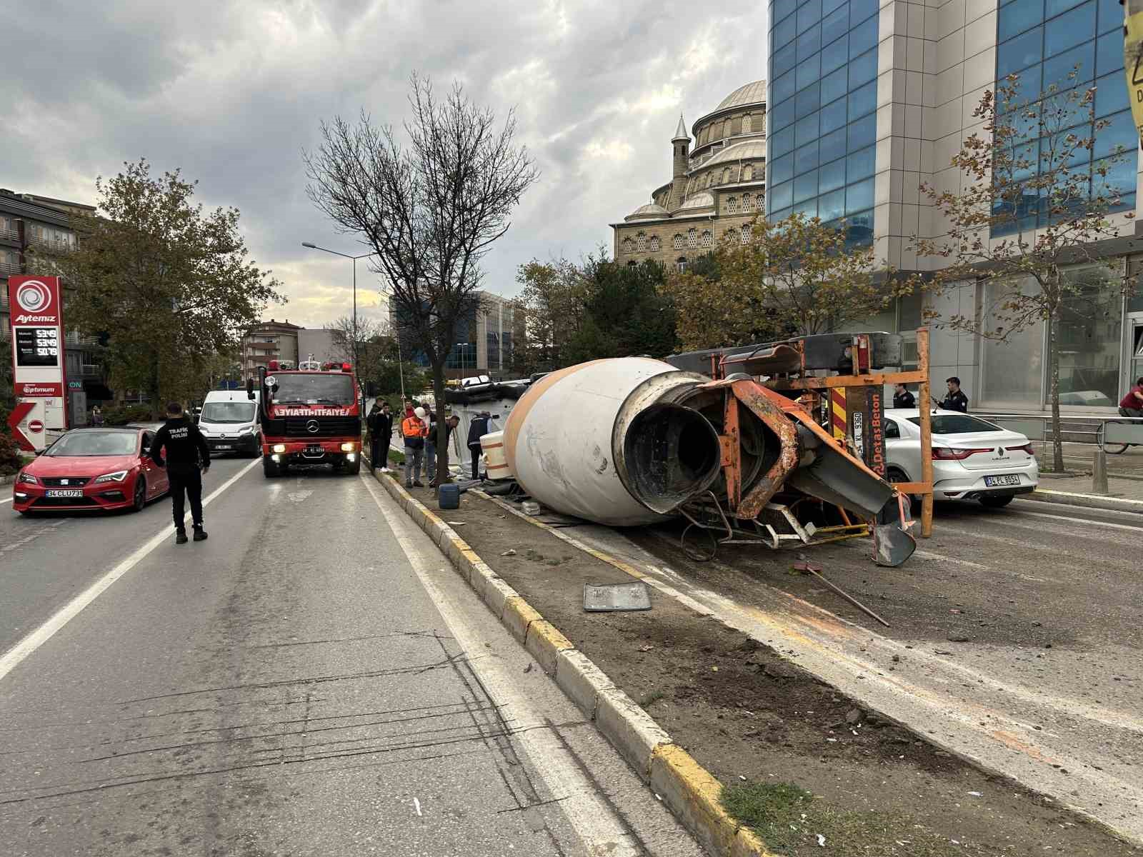 sancaktepede beton mikseri devrildi 1 yarali 1 VA4jzGPL