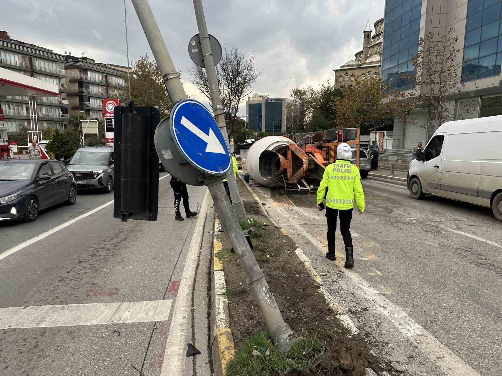 sancaktepede beton mikseri devrildi 1 yarali 3 hGHvR352