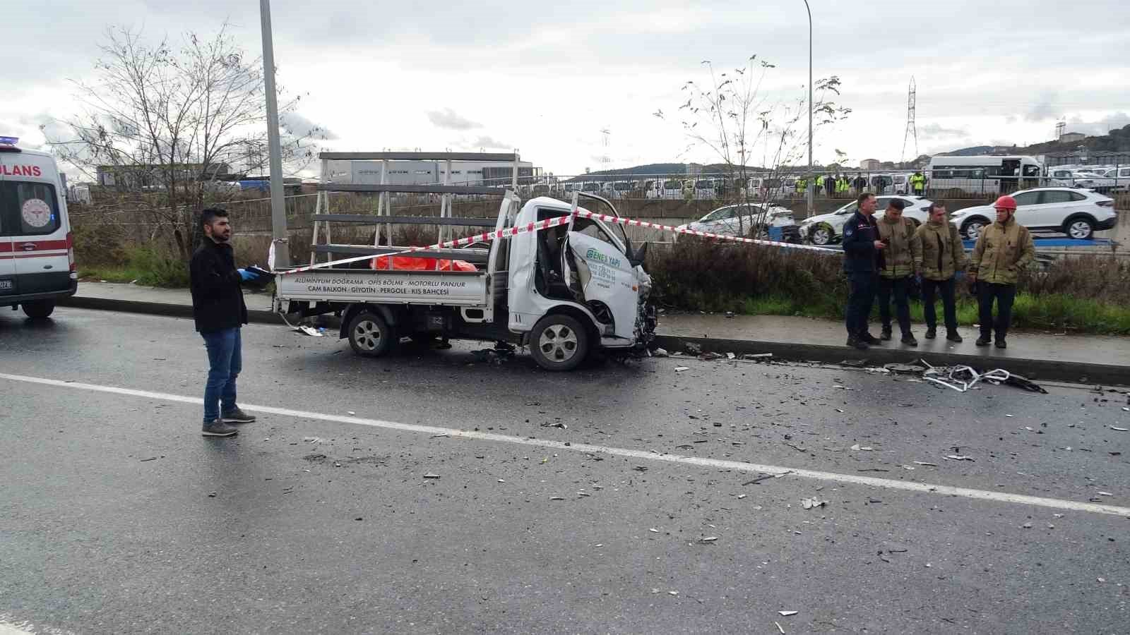 sancaktepede hafriyat kamyonuyla carpisan kamyonetin surucusu hayatini kaybetti 1 LDZr7AER