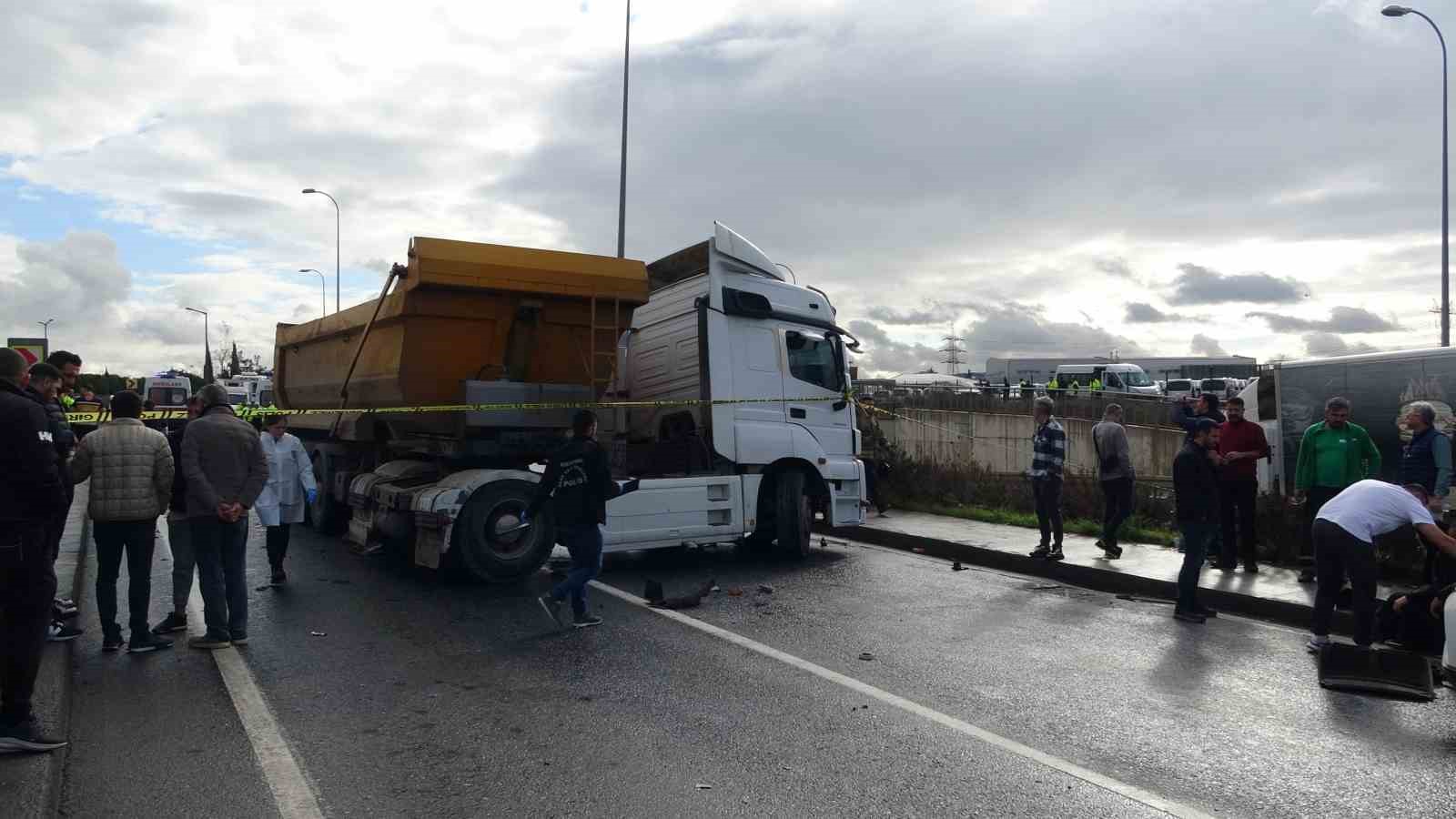 sancaktepede hafriyat kamyonuyla carpisan kamyonetin surucusu hayatini kaybetti 4 sQeYJn9f