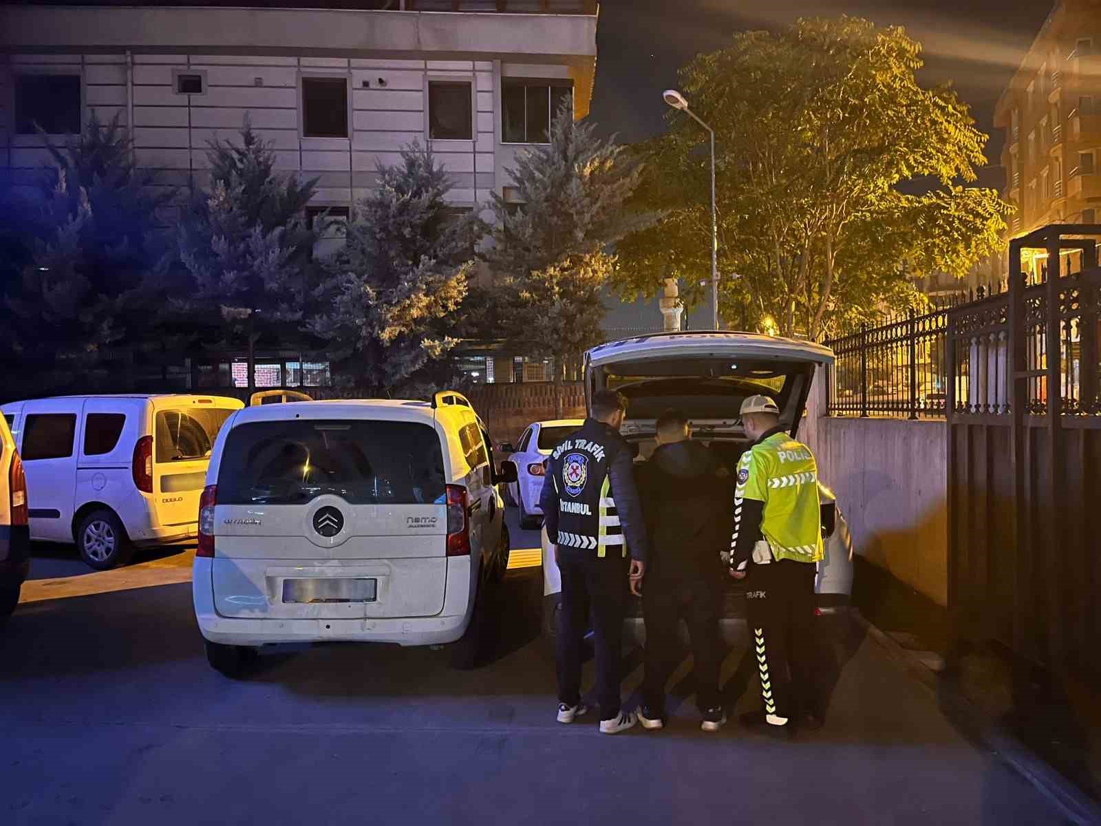 Sancaktepe’de yol verme kavgasında trafik güvenliğini tehlikeye düşüren iki sürücü yakalandı 1 sancaktepede yol verme kavgasinda trafik guvenligini tehlikeye dusuren iki surucu yakalandi 0 rPOfiyvV