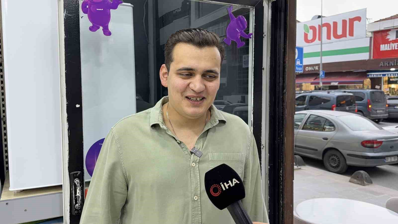 Sandalyesi çalınan mobilyacıdan hırsıza sitem: "Abla takımı bozdun, kalanı da gel al" 7 sandalyesi calinan mobilyacidan hirsiza sitem abla takimi bozdun kalani da gel al 3 JRnsshmY