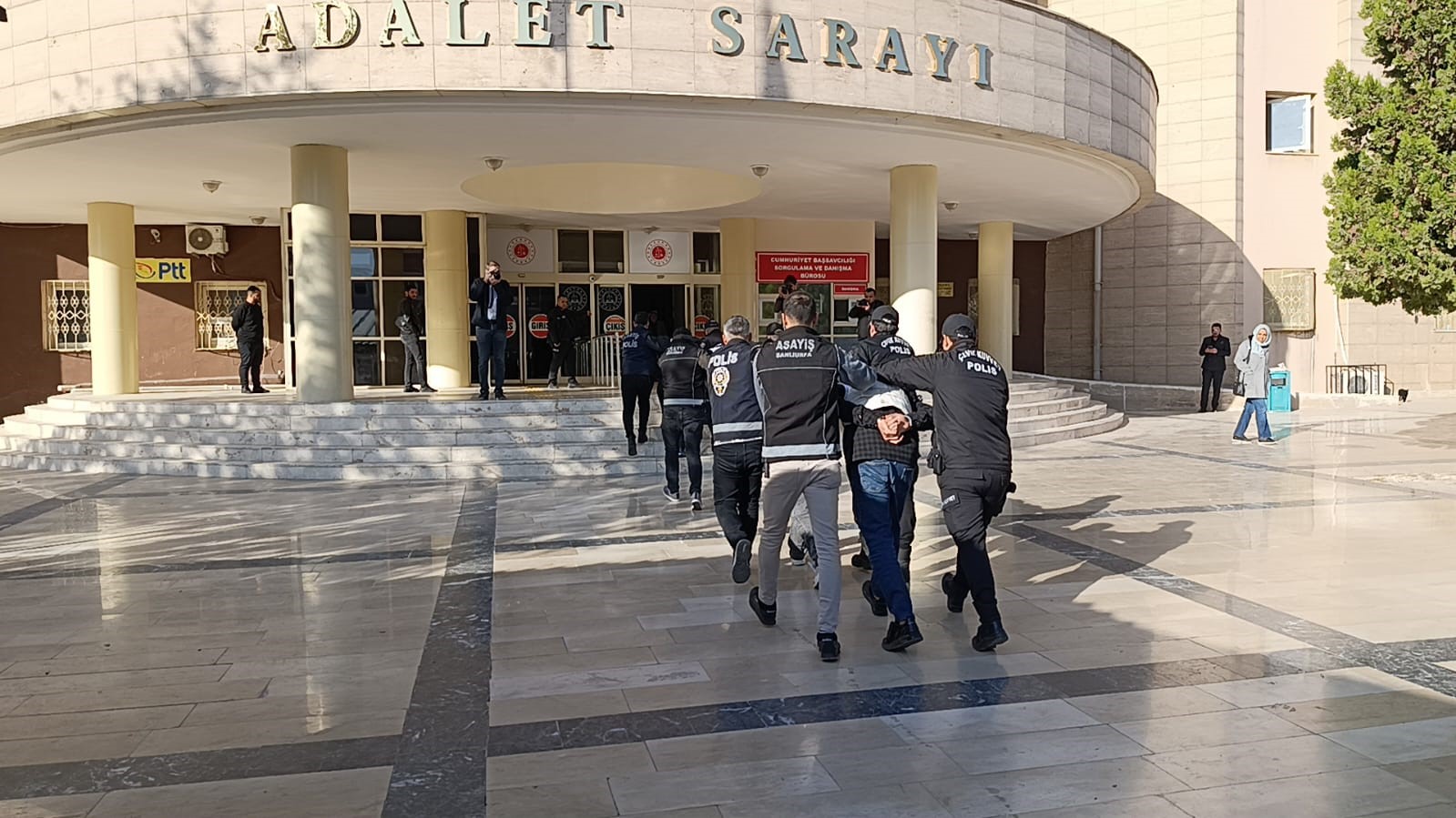 Şanlıurfa’da 1 kişinin öldüğü silahlı kavganın şüphelileri adliyeye sevk edildi 5 sanliurfada 1 kisinin oldugu silahli kavganin suphelileri adliyeye sevk edildi 1 quRCzNnT
