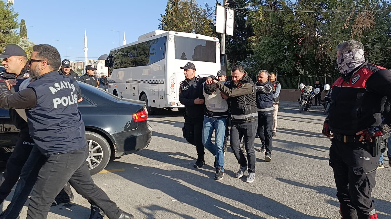 Şanlıurfa’da 1 kişinin öldüğü silahlı kavganın şüphelileri adliyeye sevk edildi 6 sanliurfada 1 kisinin oldugu silahli kavganin suphelileri adliyeye sevk edildi 2 MpHk2Gq6