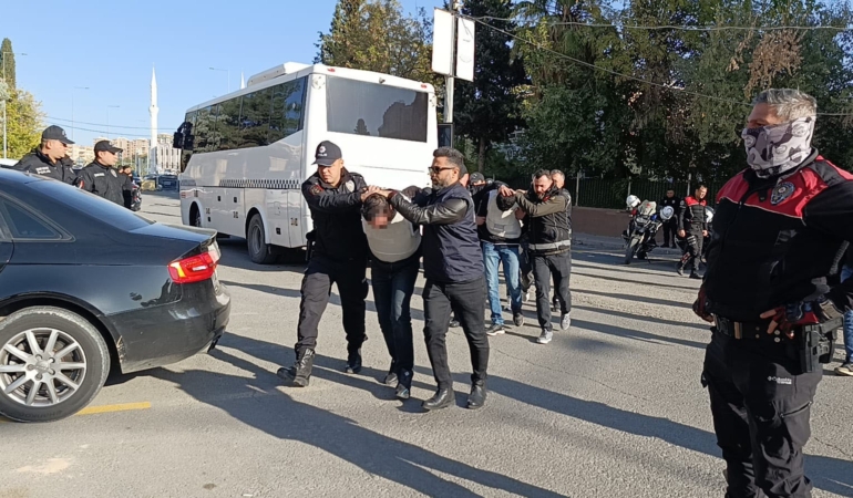 sanliurfada-1-kisinin-oldugu-silahli-kavganin-suphelileri-adliyeye-sevk-edildi-GRnajmbG.jpg