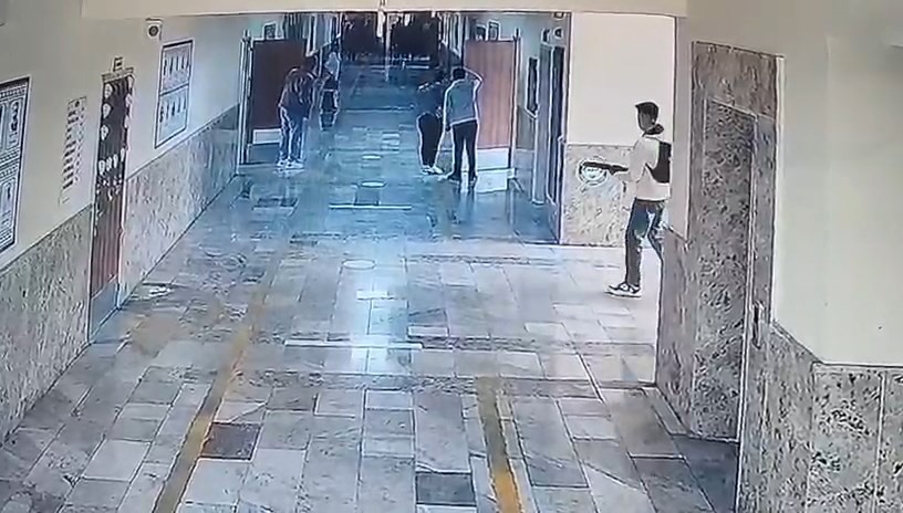 Şanlıurfa’da 16 kişinin yaralandığı saldırı anı güvenlik kamerasına yansıdı 4 sanliurfada 16 kisinin yaralandigi saldiri ani guvenlik kamerasina yansidi 0 D77IcSOS