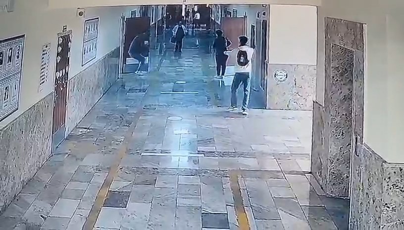 Şanlıurfa’da 16 kişinin yaralandığı saldırı anı güvenlik kamerasına yansıdı 5 sanliurfada 16 kisinin yaralandigi saldiri ani guvenlik kamerasina yansidi 1 hS5HsPqW